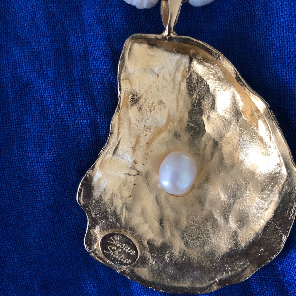 Original Susan Shaw Pearl oyster necklace, gold